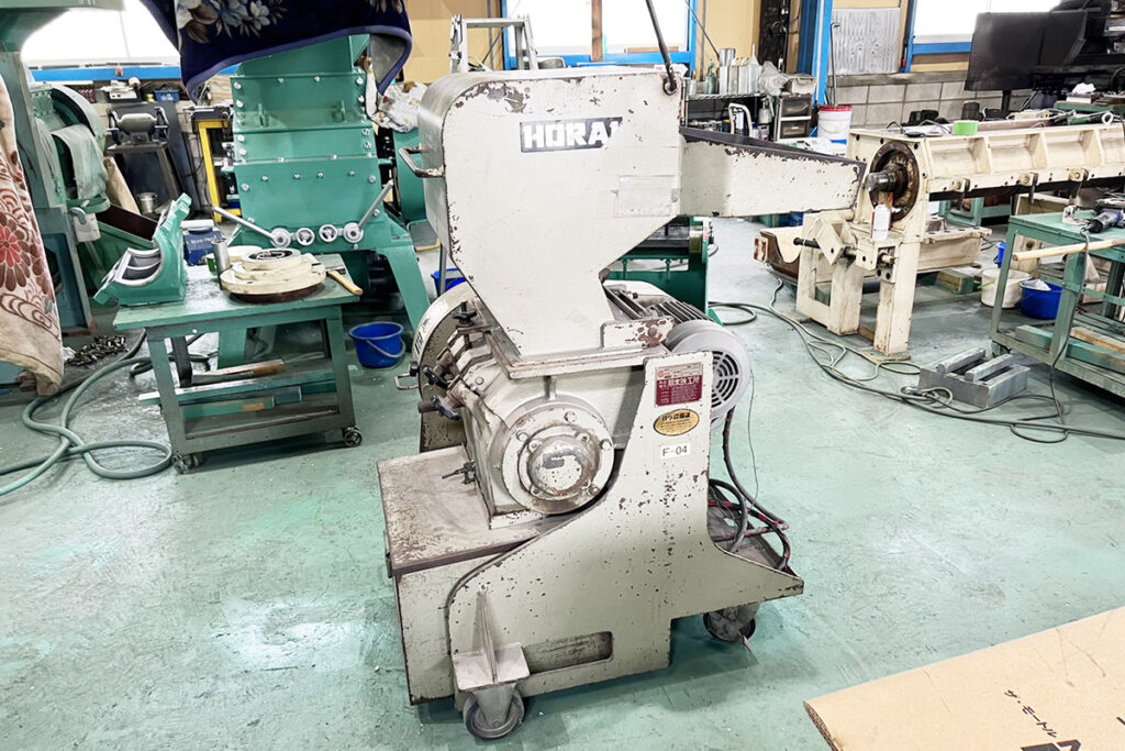 ホーライ社製　中古プラスチック粉砕機　【V-360（VC-360）】　【5馬力3.7kW】　側面画像