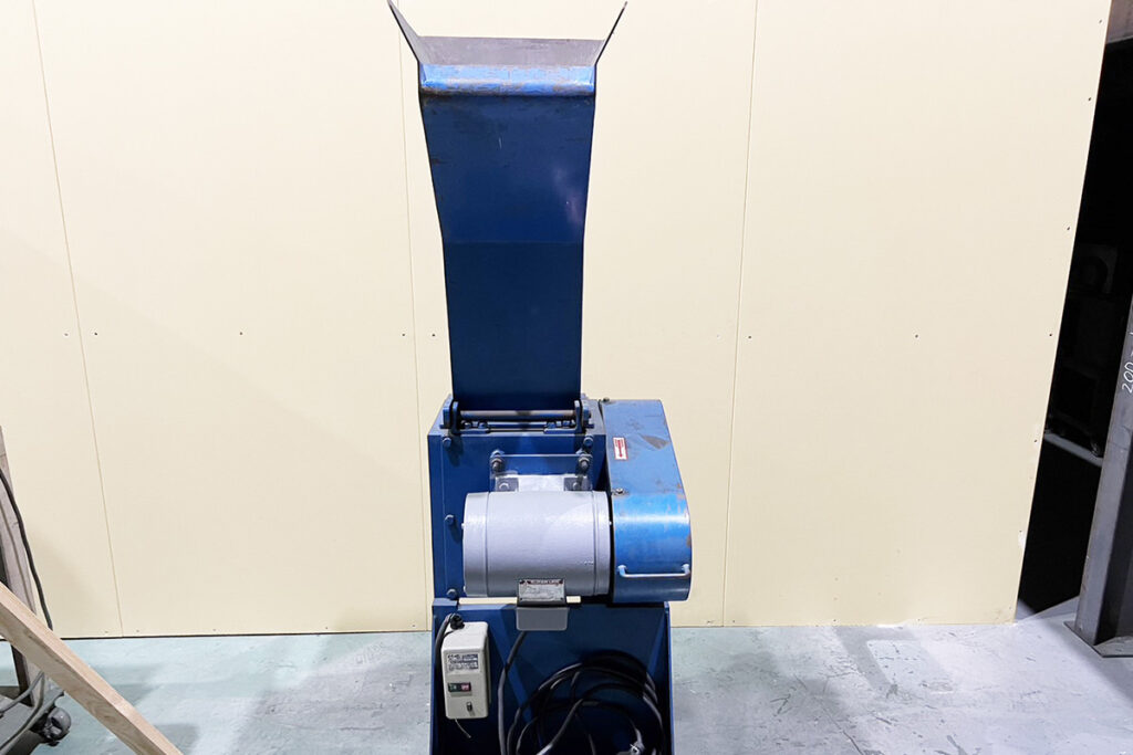 ホーライ社製　中古プラスチック粉砕機　【V-210（VC-210）】　【3馬力2.2kW】　正面画像