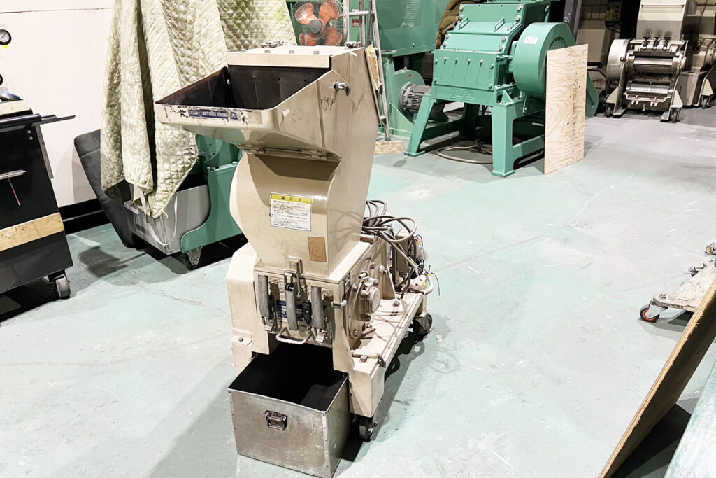 ダイコー精機社製　中古プラスチック粉砕機　【DAS-20】　【3馬力2.2kW】　側面画像