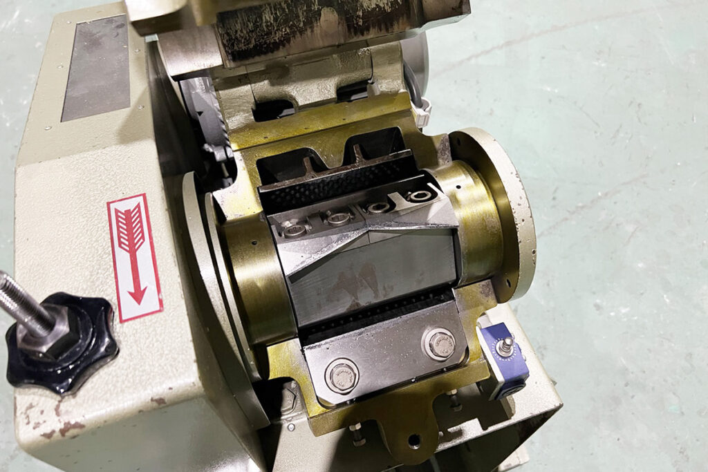 ホーライ社製　中古プラスチック粉砕機　【P-1314】　【1馬力0.75kW】　刃部画像2