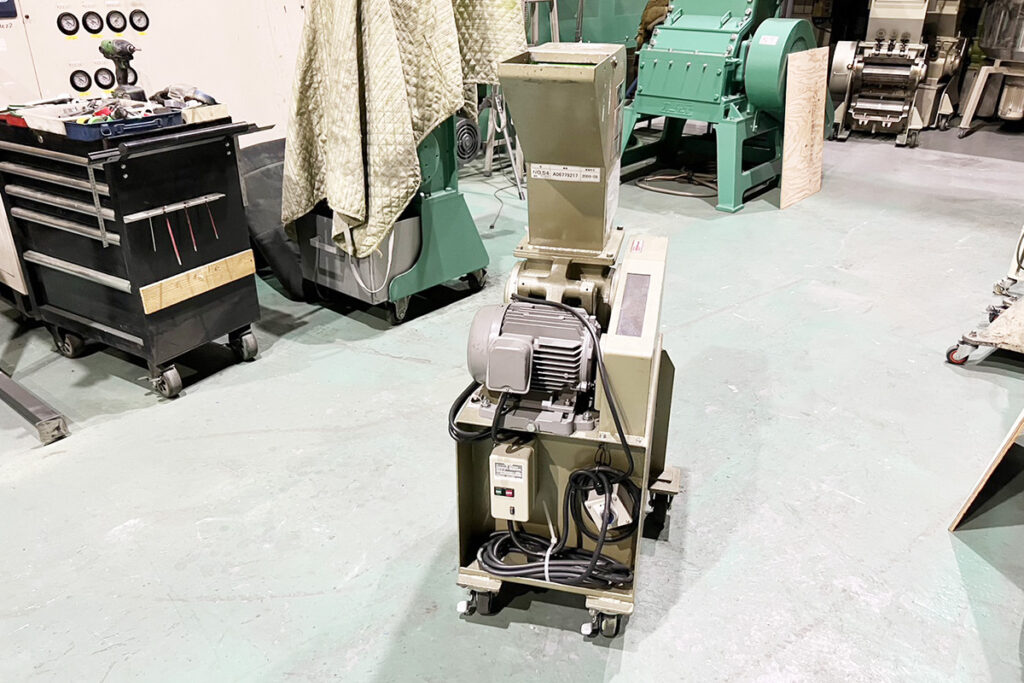 ホーライ社製　中古プラスチック粉砕機　【P-1314】　【1馬力0.75kW】　正面画像