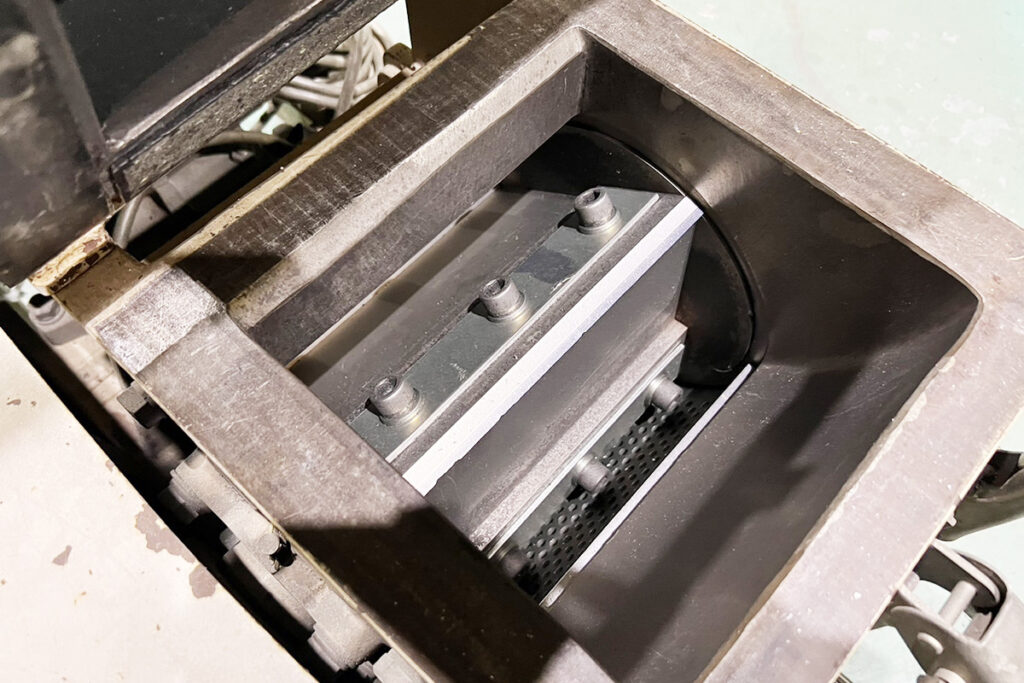 ダイコー精機社製　中古プラスチック粉砕機　【DAS-20】　【3馬力2.2kW】　刃部画像