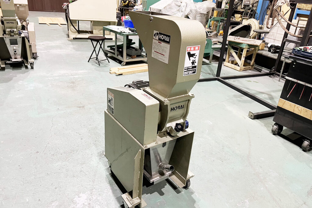 ホーライ社製　中古プラスチック粉砕機　【P-1314】　【1馬力0.75kW】　側面画像
