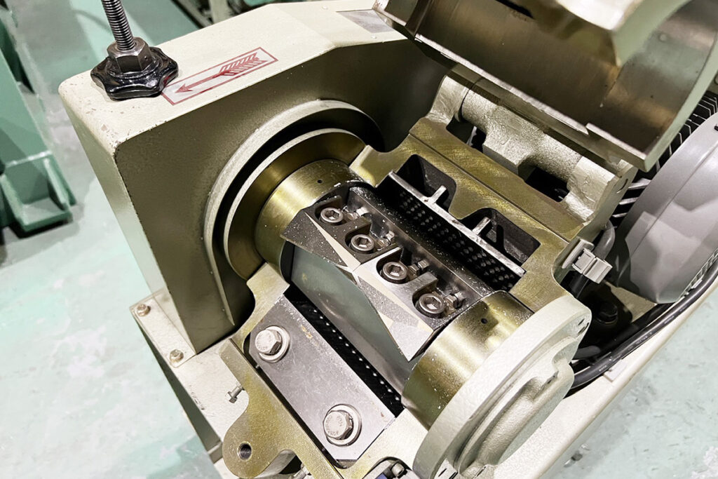 ホーライ社製　中古プラスチック粉砕機　【P-1314】　【1馬力0.75kW】　刃部画像2