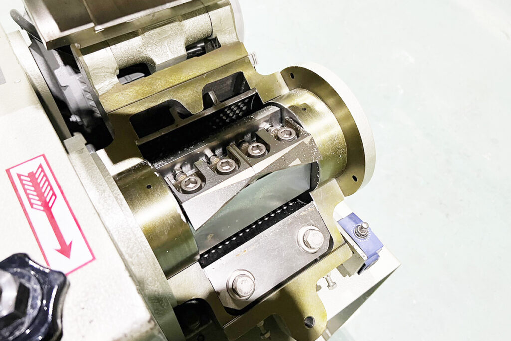 ホーライ社製　中古プラスチック粉砕機　【P-1314】　【1馬力0.75kW】　刃部画像