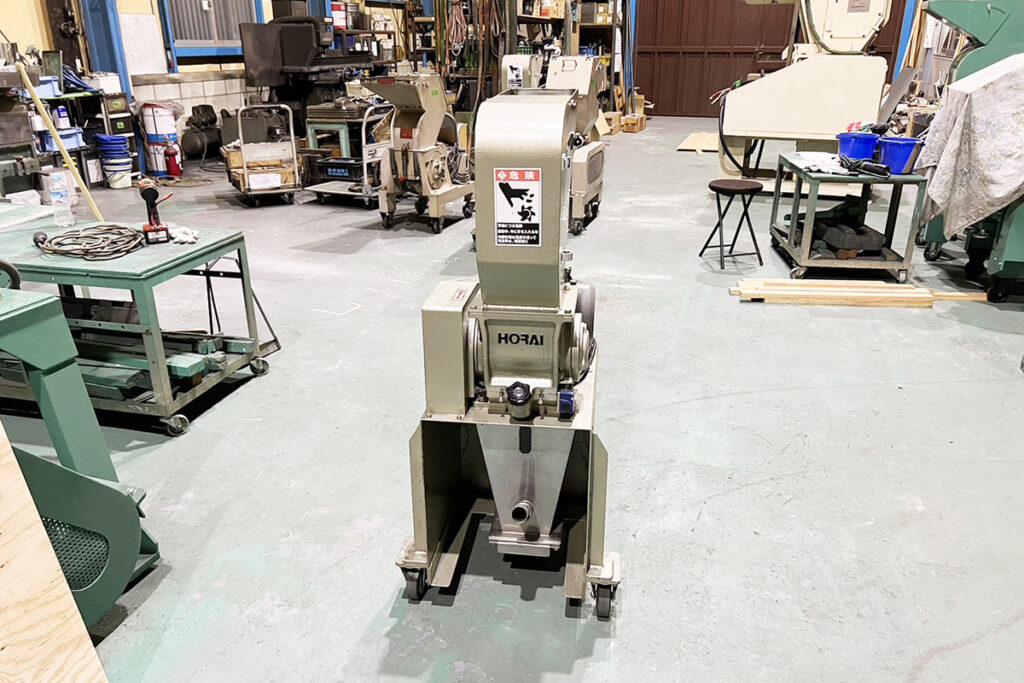 ホーライ社製　中古プラスチック粉砕機　【P-1314】　【1馬力0.75kW】　背面画像