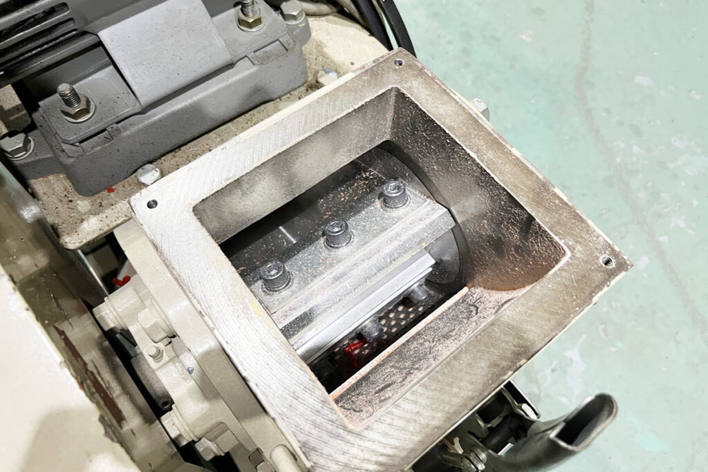ダイコー精機社製　中古プラスチック粉砕機　【DAS-14】　【2馬力1.5kW】　刃部画像