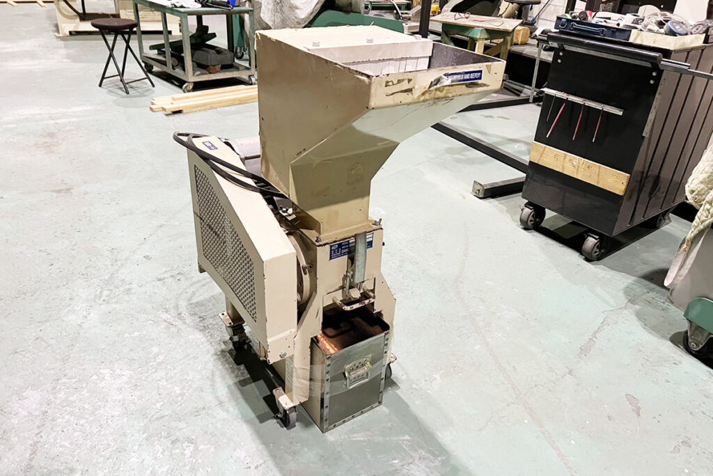 ダイコー精機社製　中古プラスチック粉砕機　【DAS-14】　【2馬力1.5kW】　側面画像