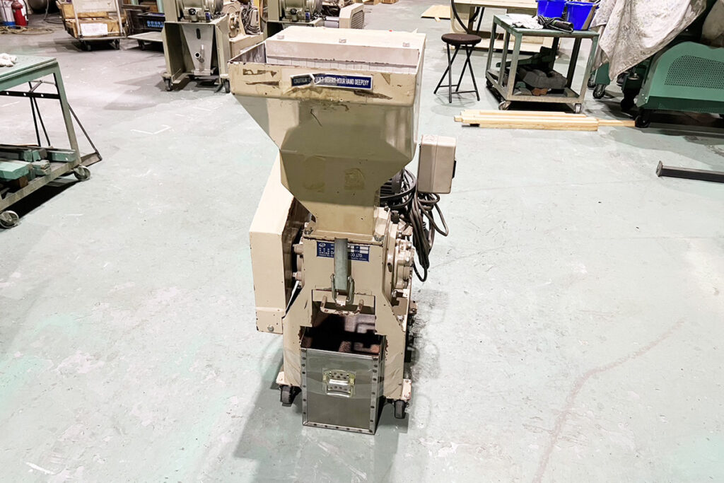 ダイコー精機社製　中古プラスチック粉砕機　【DAS-14】　【2馬力1.5kW】　正面画像