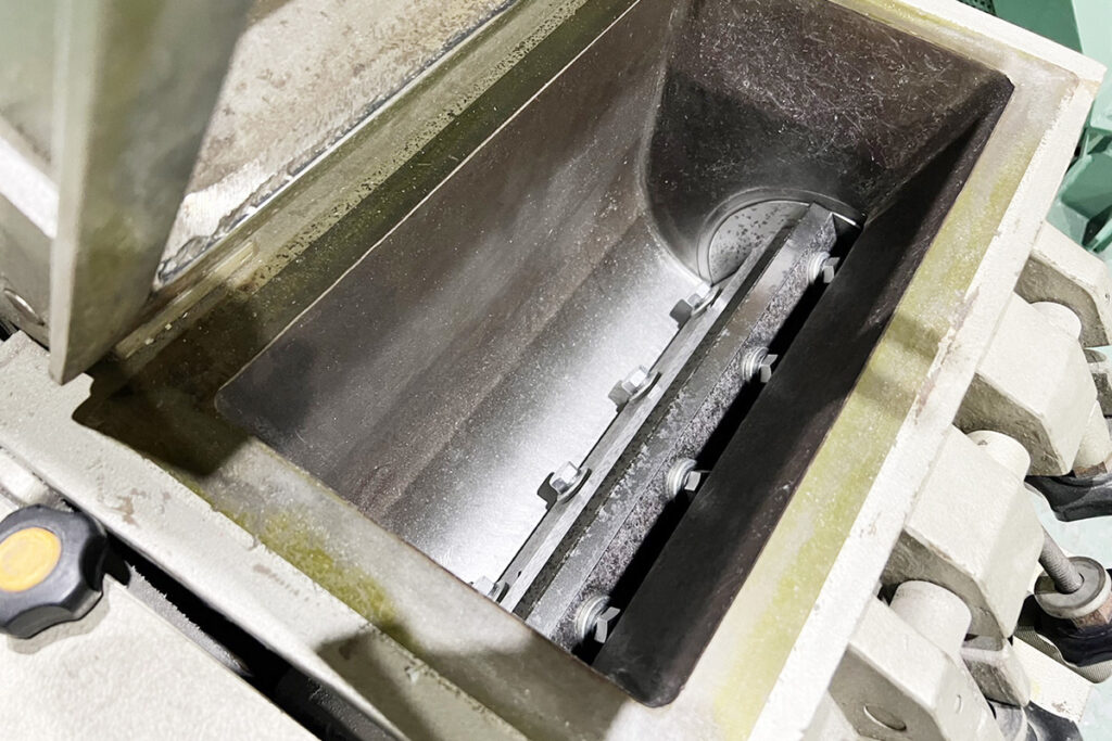 ホーライ社製　中古プラスチック粉砕機　【V-360（VC-360）】　【5馬力3.7kW】　刃部画像2