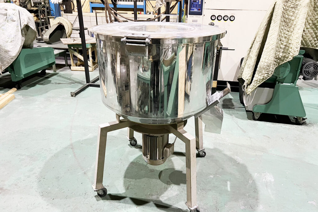 日水化工社製　中古タンブラー・混合機（ミキサー）　【EK-02】　【5馬力3.7kW】　【容量150kg】　側面画像