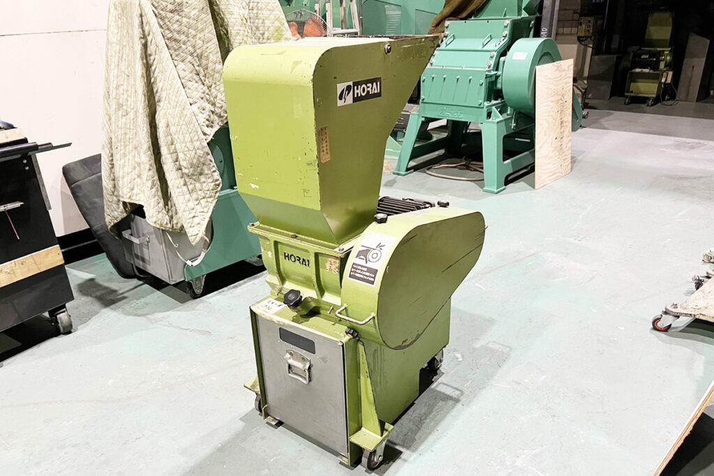 ホーライ社製　中古プラスチック粉砕機　【P-1328】　【2馬力1.5kW】