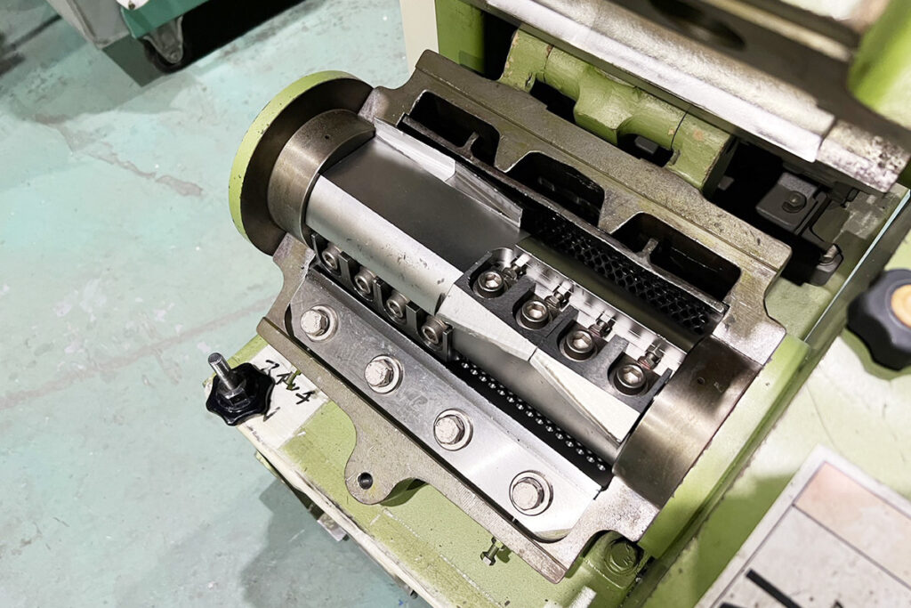ホーライ社製　中古プラスチック粉砕機　【P-1328】　【2馬力1.5kW】　刃部画像
