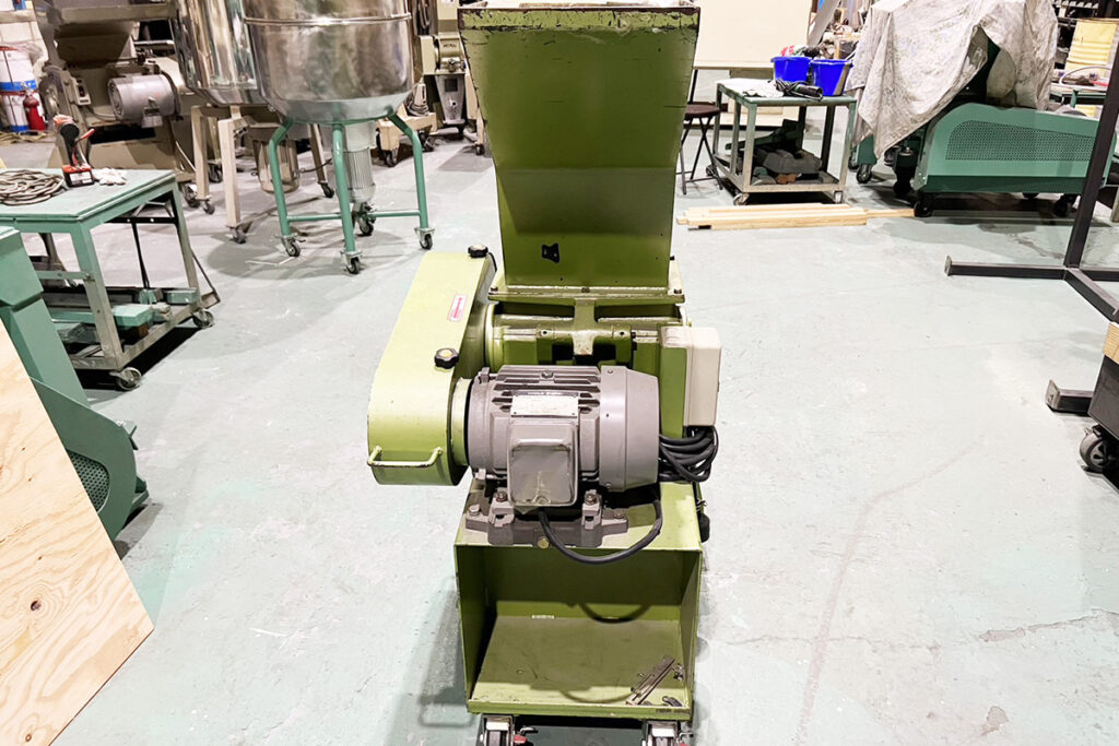 ホーライ社製　中古プラスチック粉砕機　【P-1328】　【2馬力1.5kW】　正面画像