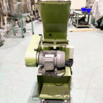 ホーライ社製　中古プラスチック粉砕機　【P-1328】　【2馬力1.5kW】　正面画像のサムネイル