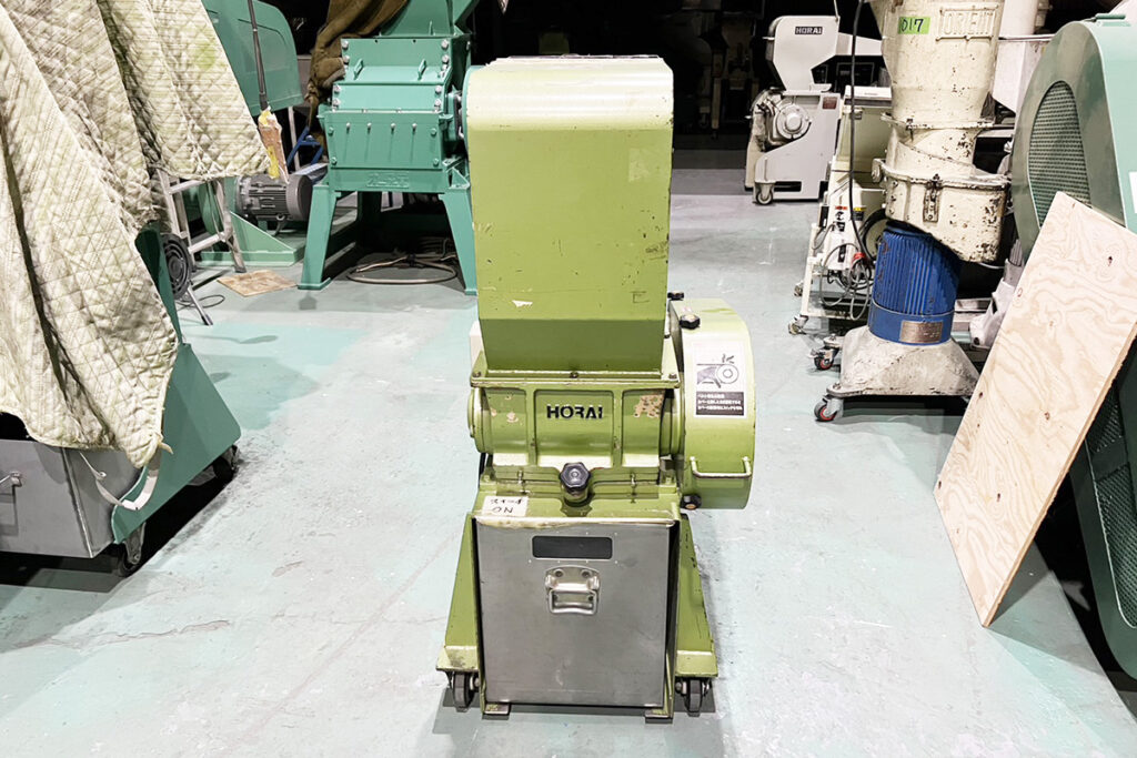 ホーライ社製　中古プラスチック粉砕機　【P-1328】　【2馬力1.5kW】　背面画像