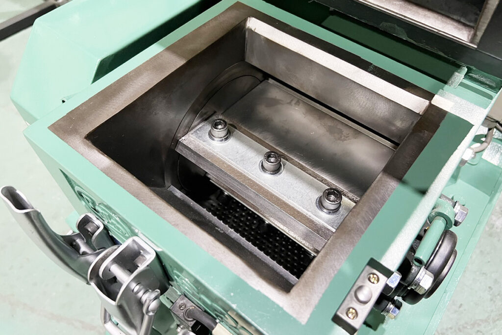 ダイコー精機社製　中古プラスチック粉砕機　【DAS-20】　【3馬力2.2kW】　刃部画像