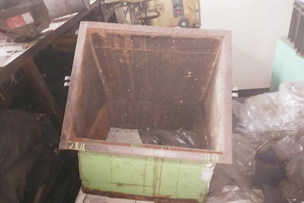 タナカ社製　中古プラスチック粉砕機　【M-45-560】　【50馬力37kW】　ホッパー部画像