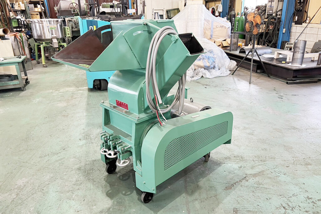 太田工業所社製　中古プラスチック粉砕機　【KM-K-5】　【7.5馬力5.5kW】　側面画像