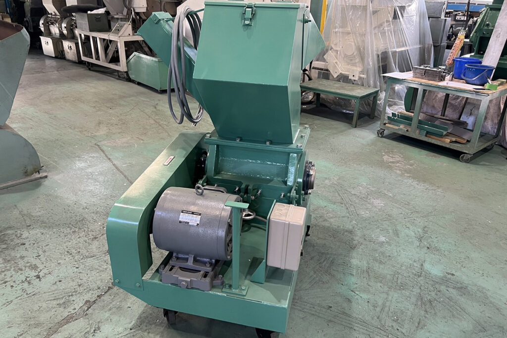 太田工業所社製　中古プラスチック粉砕機　【KM-K-5】　【7.5馬力5.5kW】　背面画像