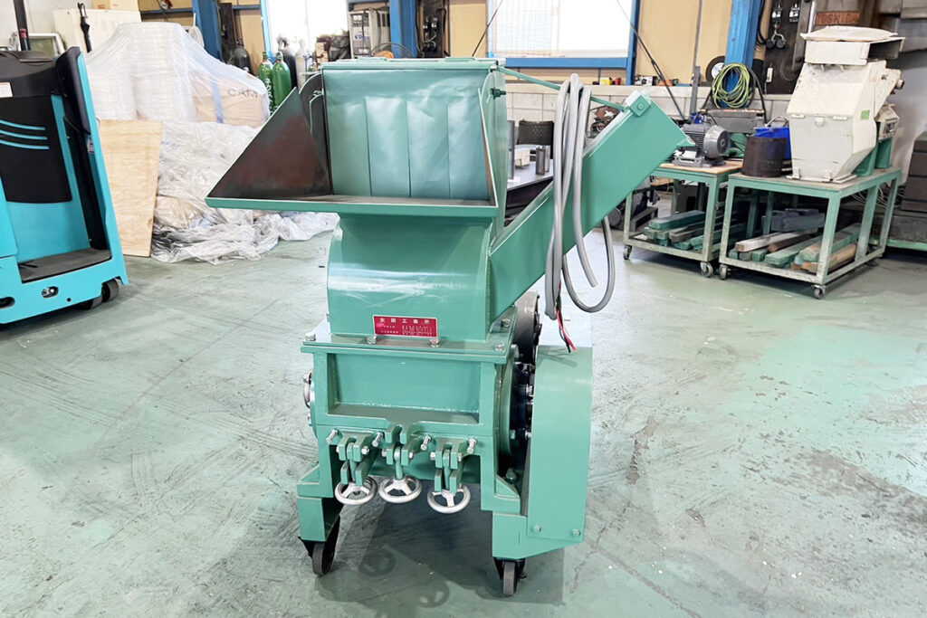 太田工業所社製　中古プラスチック粉砕機　【KM-K-5】　【7.5馬力5.5kW】　正面画像