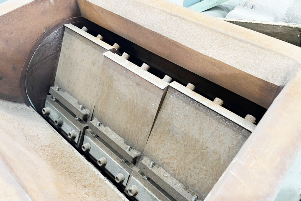 ダイコー精機社製　中古プラスチック粉砕機　【DAS-54】　【20馬力15kW】　刃部画像