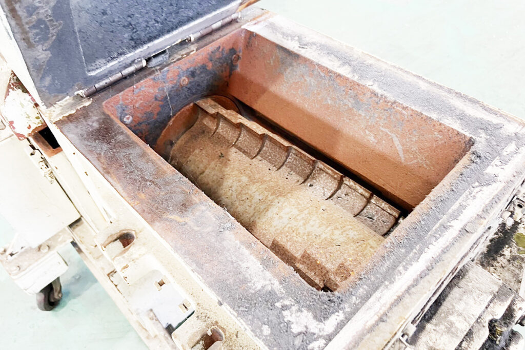 森田精機社製　中古プラスチック粉砕機　【JC-10D】　【10馬力7.5kW】　刃部画像3