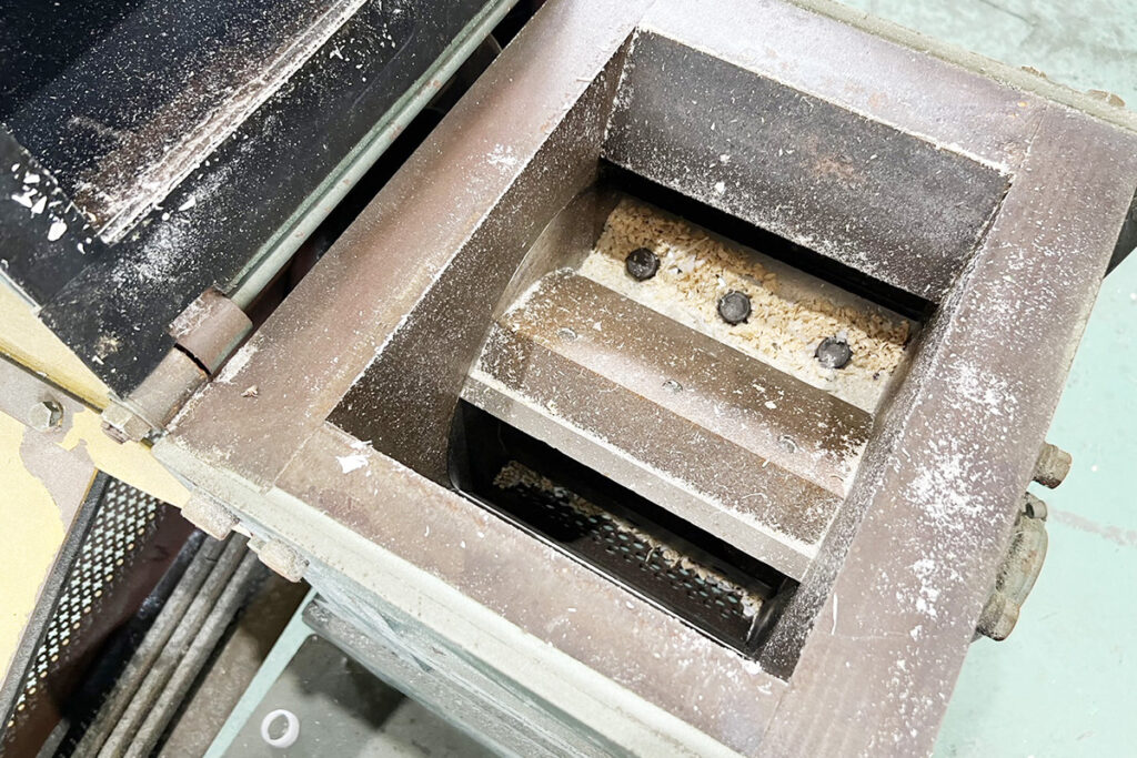 大達精工場社製　中古プラスチック粉砕機　【RF200】　【3馬力2.2kW】　刃部画像