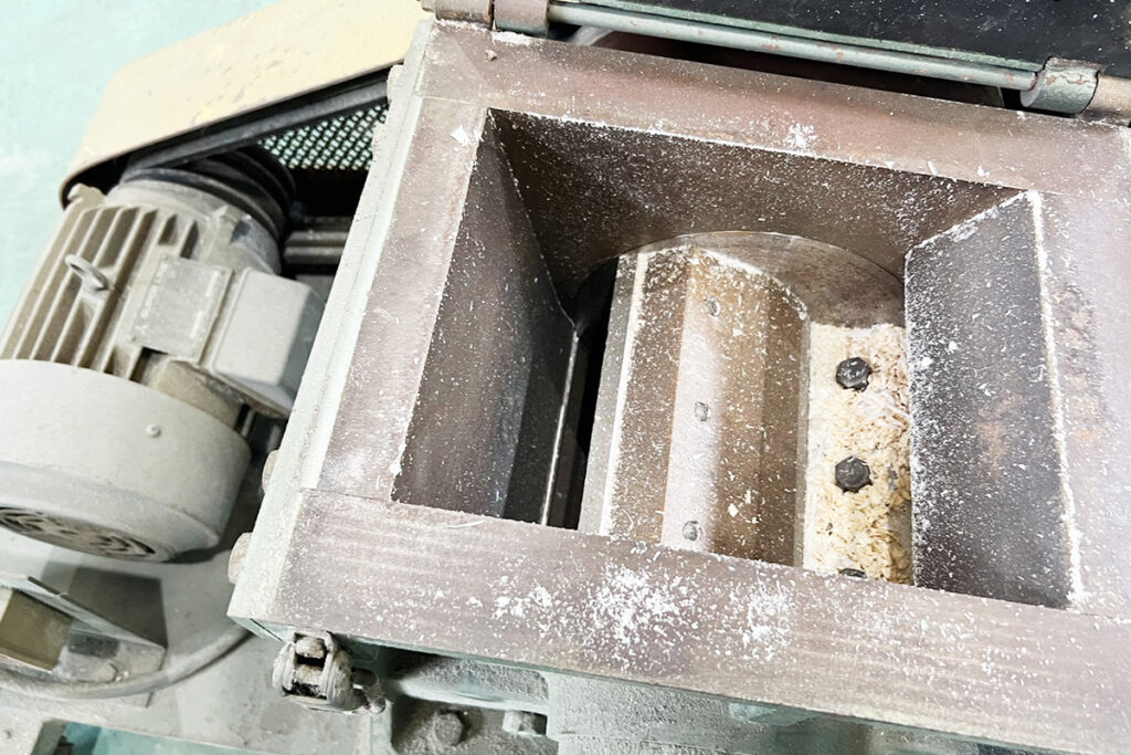 大達精工場社製　中古プラスチック粉砕機　【RF200】　【3馬力2.2kW】　刃部画像2