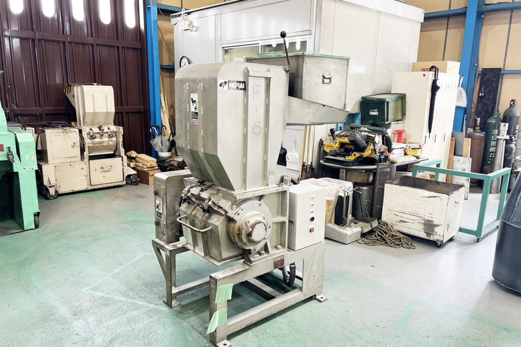 ホーライ社製　中古プラスチック粉砕機　【V-420（VC-420）】　【15馬力11kW】　側面画像