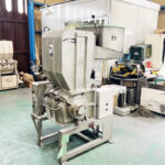 ホーライ社製　中古プラスチック粉砕機　【V-420（VC-420）】　【15馬力11kW】　側面画像のサムネイル