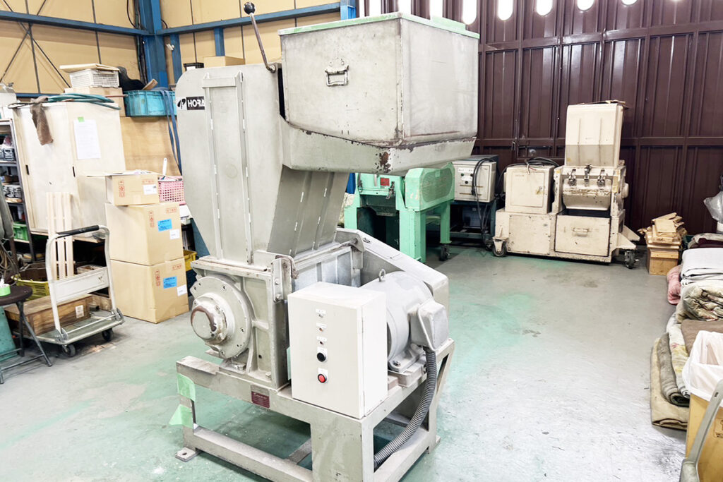 ホーライ社製　中古プラスチック粉砕機　【V-420（VC-420）】　【15馬力11kW】　側面画像3