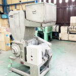 ホーライ社製　中古プラスチック粉砕機　【V-420（VC-420）】　【15馬力11kW】　側面画像3のサムネイル