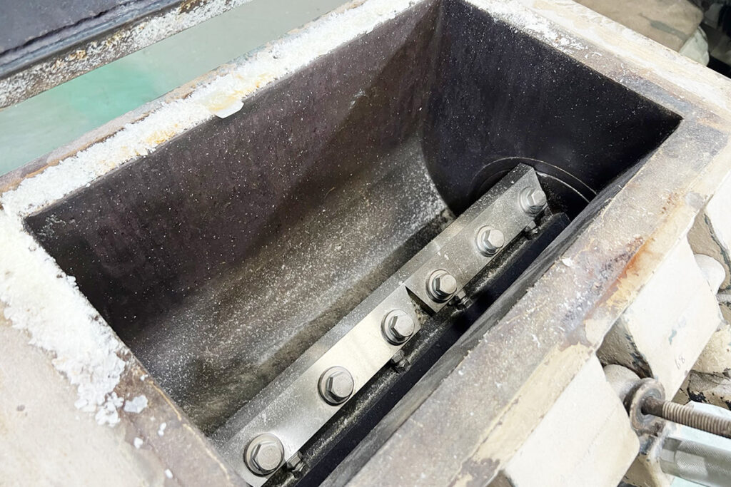 ホーライ社製　中古プラスチック粉砕機　【V-420（VC-420）】　【15馬力11kW】　刃部画像2