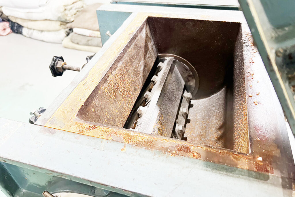 ホーライ社製　中古プラスチック粉砕機　【Z-420（ZC-420）】　【10馬力7.5kW】　刃部画像