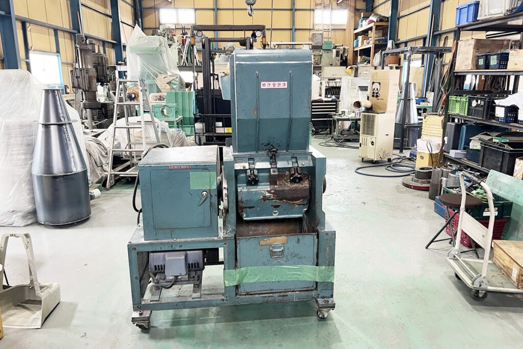 ホーライ社製　中古プラスチック粉砕機　【Z-420（ZC-420）】　【10馬力7.5kW】　背面画像