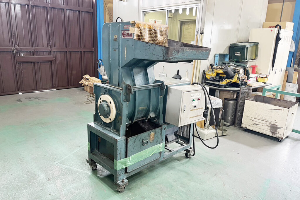 ホーライ社製　中古プラスチック粉砕機　【Z-420（ZC-420）】　【10馬力7.5kW】　側面画像