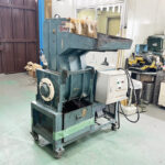 ホーライ社製　中古プラスチック粉砕機　【Z-420（ZC-420）】　【10馬力7.5kW】　側面画像のサムネイル