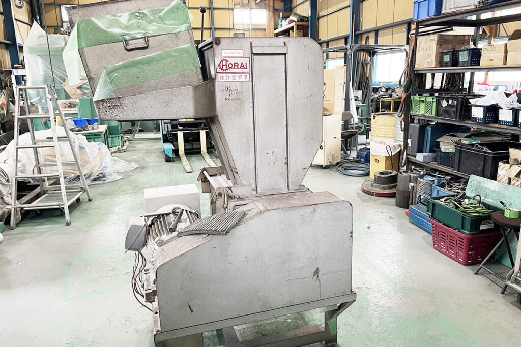 ホーライ社製　中古プラスチック粉砕機　【V-420（VC-420）】　【15馬力11kW】　側面画像