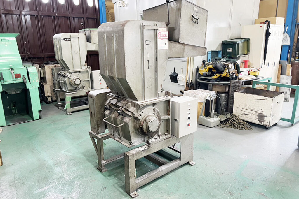 ホーライ社製　中古プラスチック粉砕機　【V-420（VC-420）】　【15馬力11kW】　側面画像