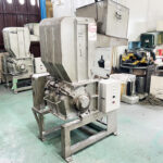 ホーライ社製　中古プラスチック粉砕機　【V-420（VC-420）】　【15馬力11kW】　側面画像のサムネイル