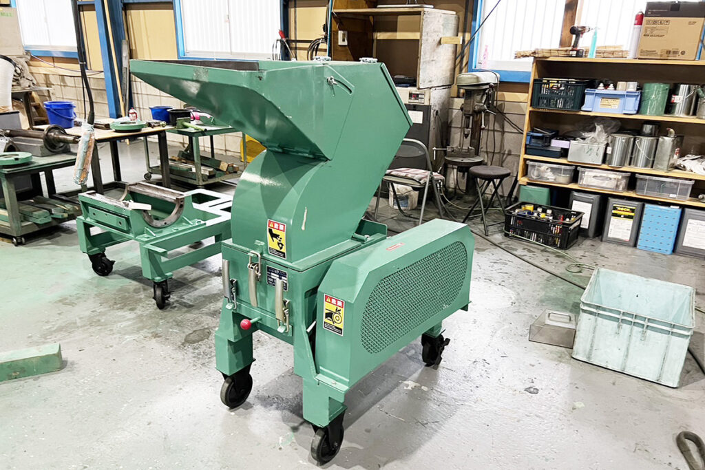 ダイコー精機社製　中古プラスチック粉砕機　【DAS-28】　【5馬力3.7kW】　側面画像