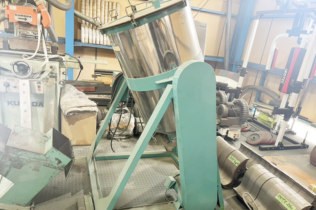 日水化工社製　中古タンブラー・混合機（ミキサー）　【FNK-150】　【容量150kg】　【縦型】　側面画像