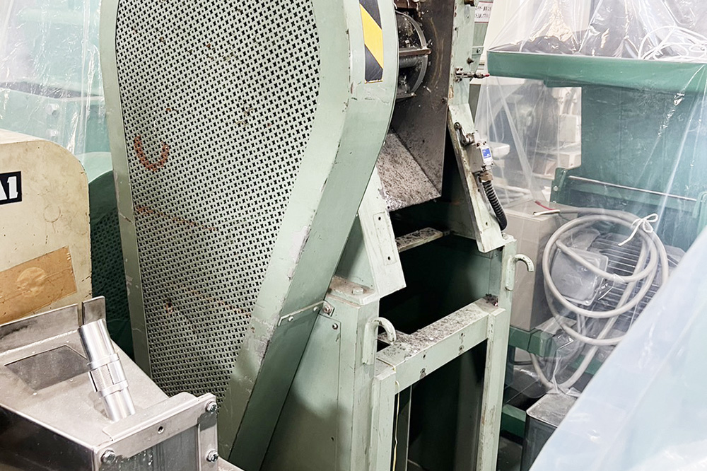 ホーライ社製　中古角ペレタイザー　粉砕機　【SGE-220】【7.5馬力5.5kW】　側面画像