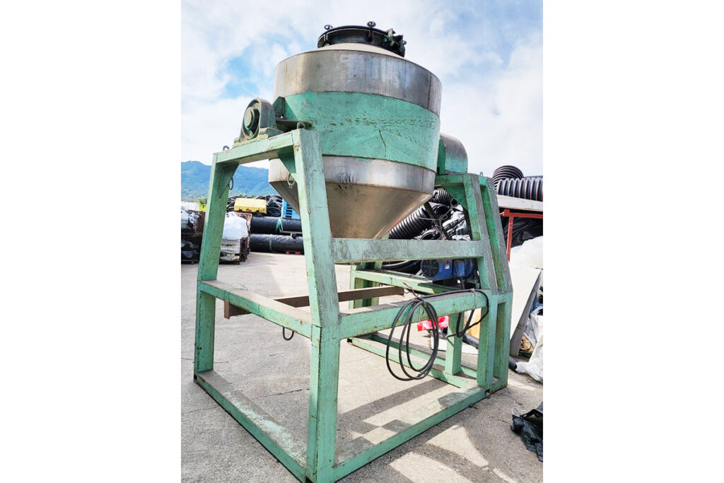 中古タンブラー・混合機（ミキサー）　【容量2t（2000kg）】　【縦型】　全体画像