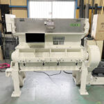 大登機械社製　中古プラスチック粉砕機　【DN-250-1125 OS】　【10馬力7.5kW】　正面画像のサムネイル