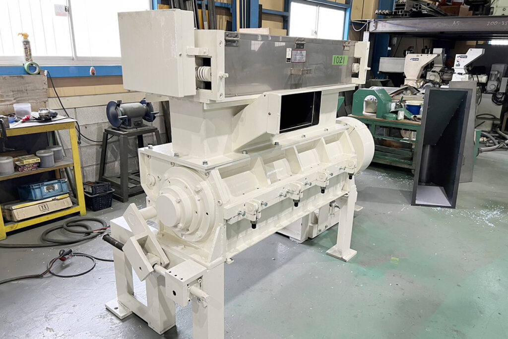 大登機械社製　中古プラスチック粉砕機　【DN-250-1125 OS】　【10馬力7.5kW】　側面画像