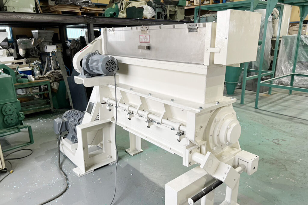 大登機械社製　中古プラスチック粉砕機　【DN-250-1125 OS】　【10馬力7.5kW】　側面画像2