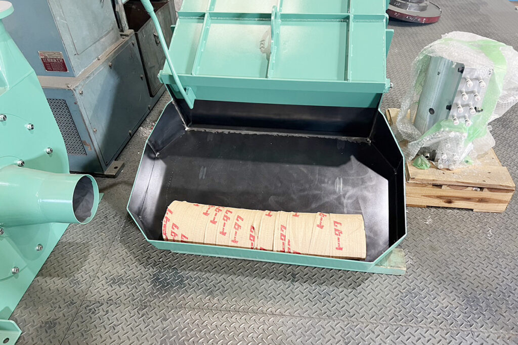 ホーライ社製　中古プラスチック粉砕機　【UO-30-720】　【30馬力22kW】　ホッパー画像