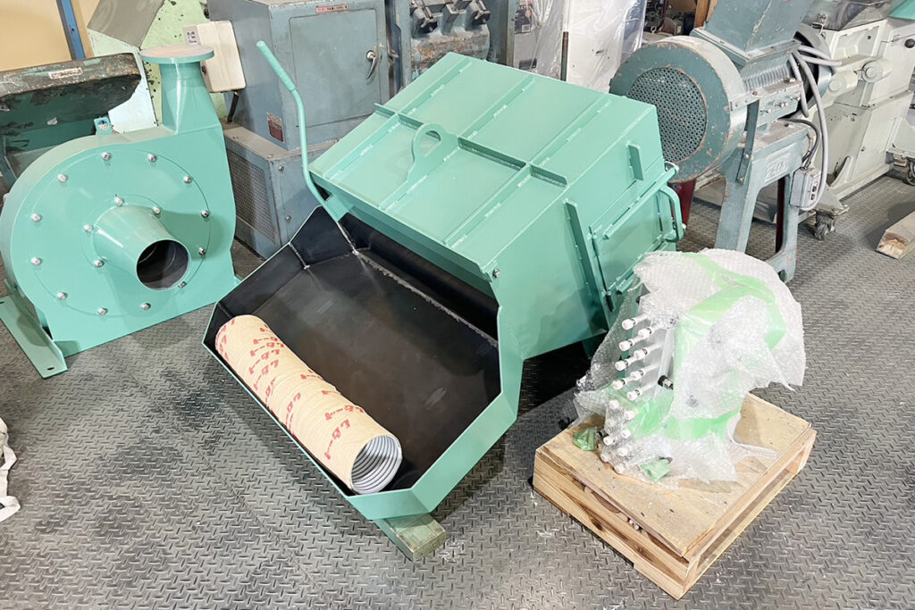 ホーライ社製　中古プラスチック粉砕機　【UO-30-720】　【30馬力22kW】　ホッパー画像2